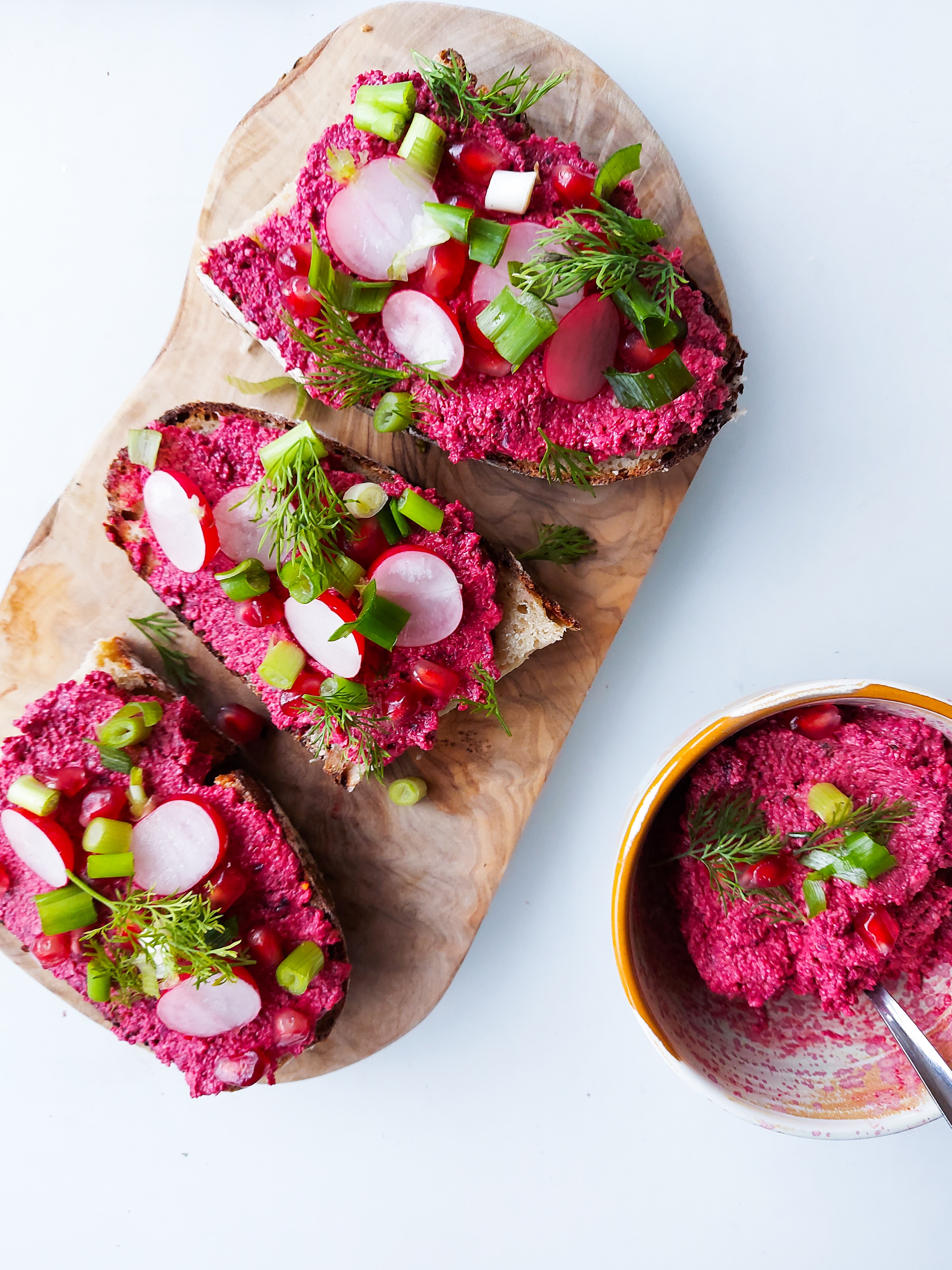 Boterham met Libanese rode biet spread
