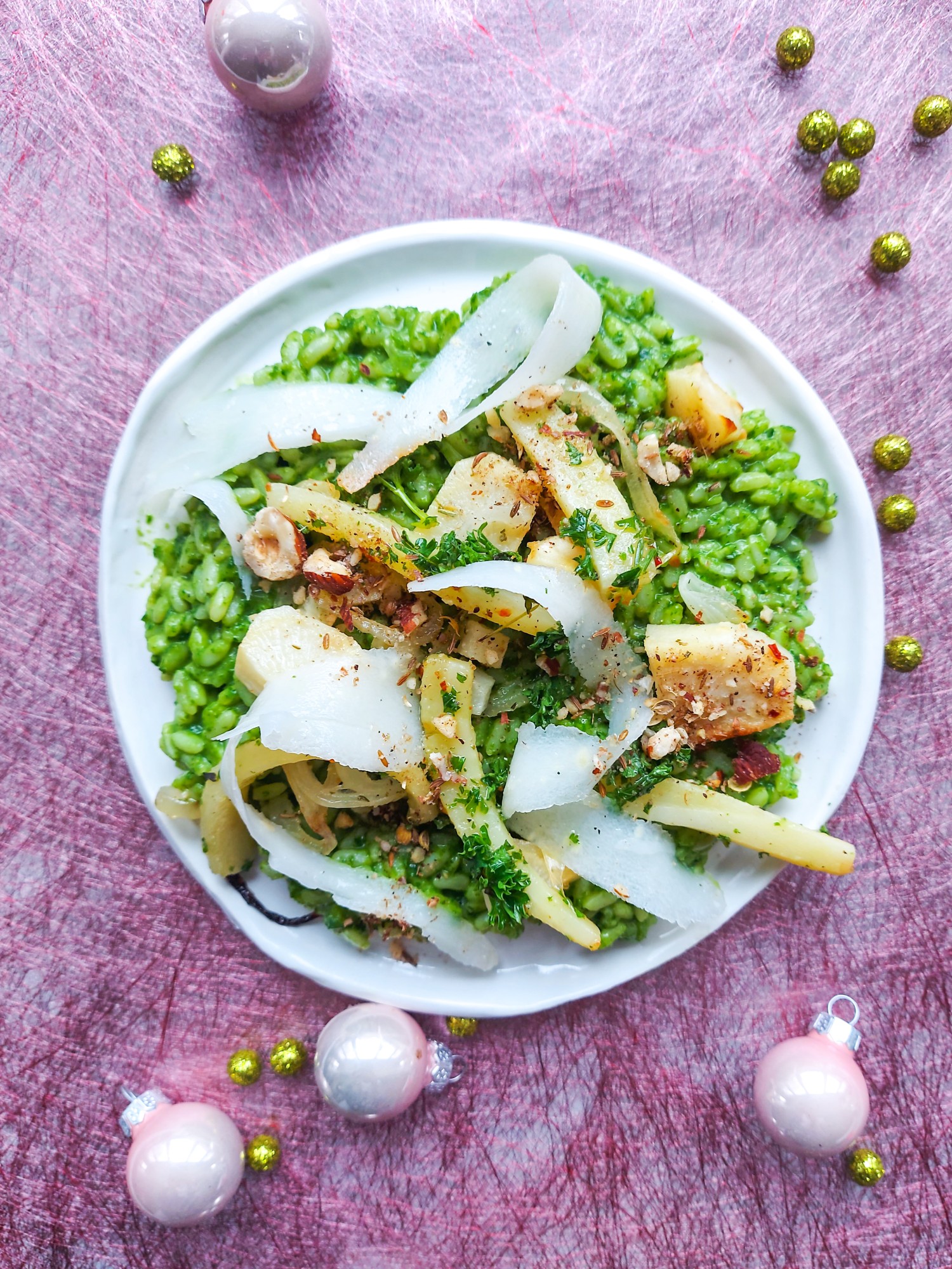 Groene risotto met texturen van peterselie-wortel