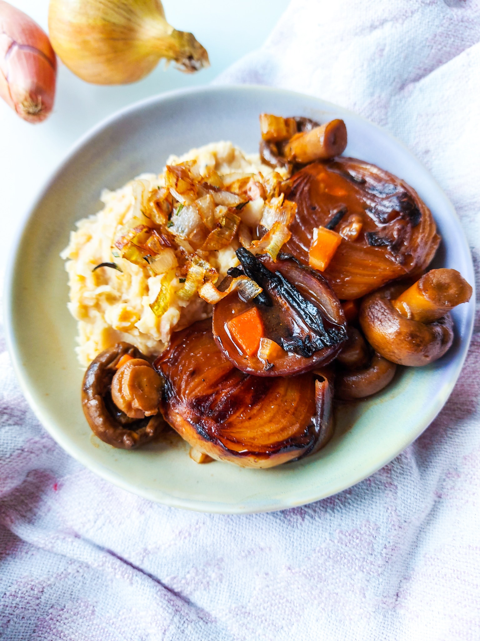 Onion Bourguignon met Witte bonen puree