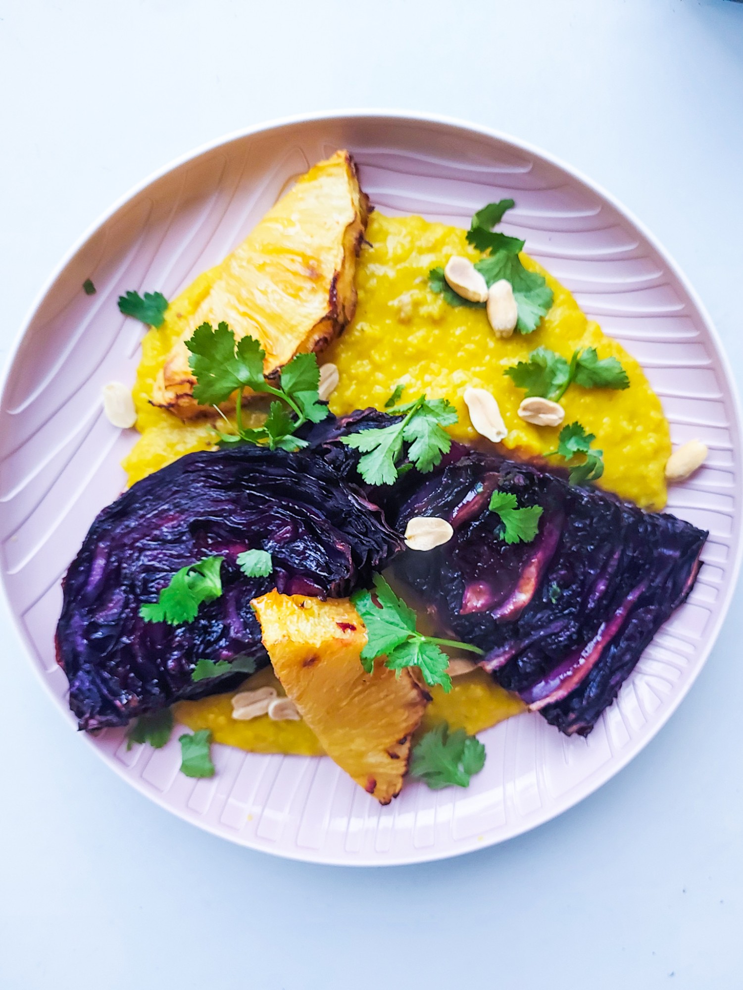 Rode Kool Steak met gegrilde Ananas en Dahl